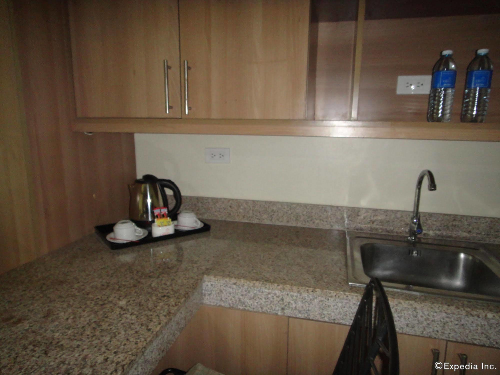 City Suites Ramos Tower Себу Экстерьер фото