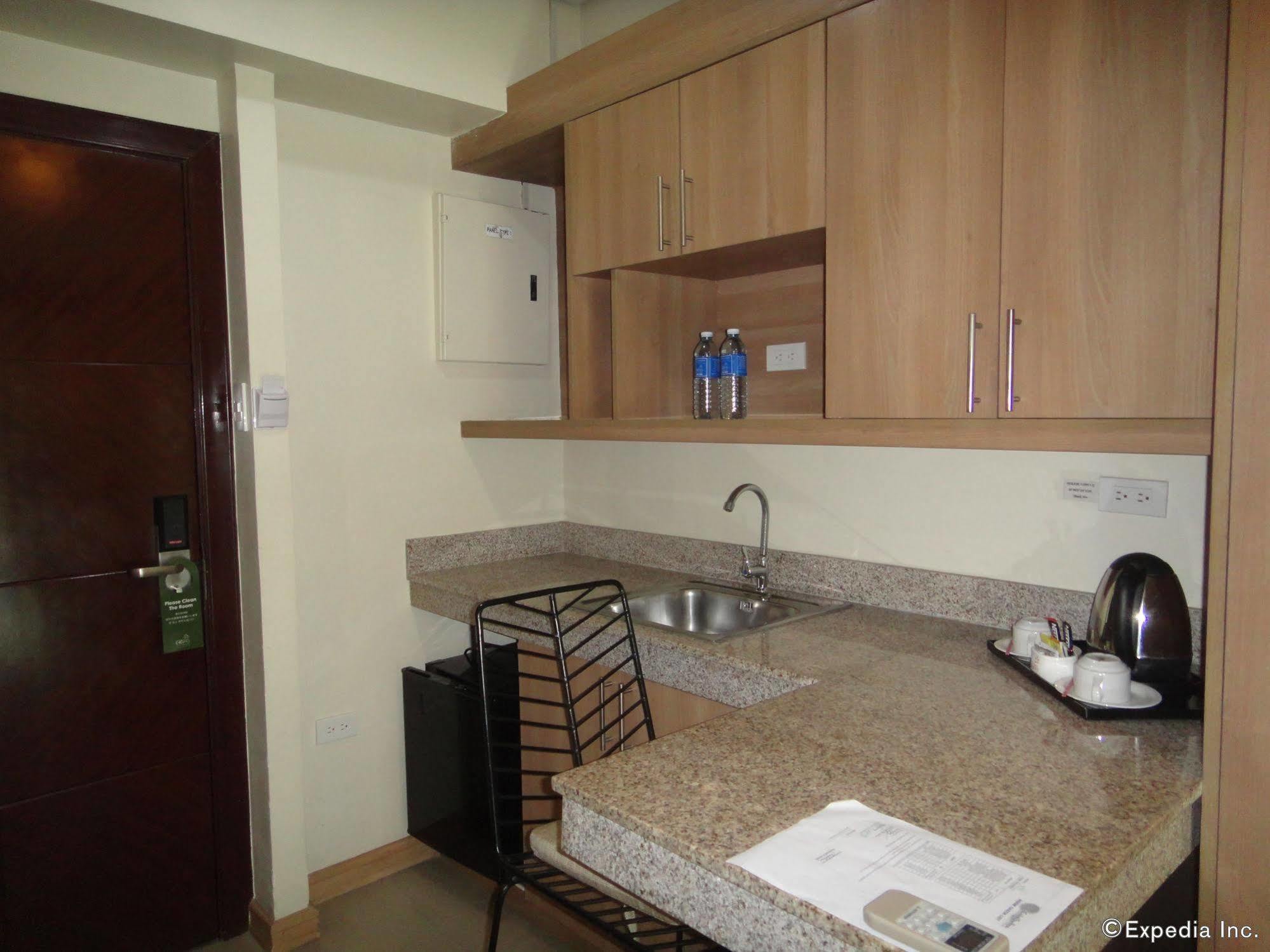 City Suites Ramos Tower Себу Экстерьер фото